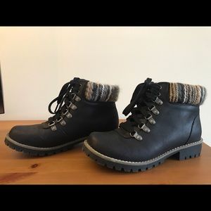 Cliffs by white mountain boots